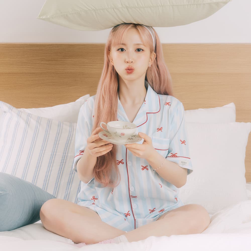 DOSSY 실크핏 보니 반팔 카라 커플 잠옷 세트 여름 홈웨어